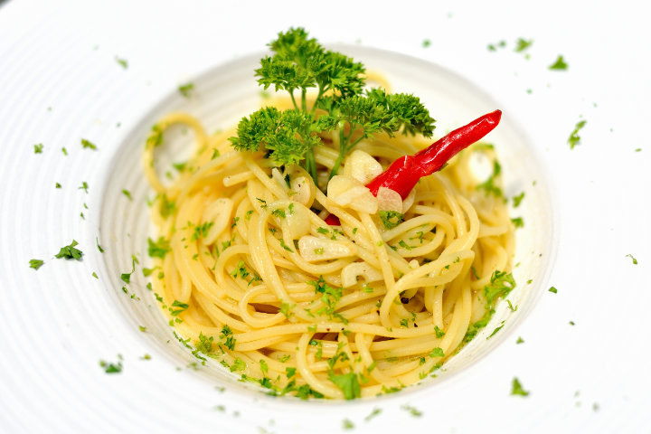 Vegan spaghetti aglio-olio